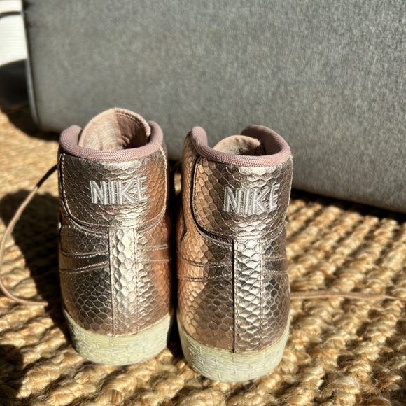 Nike Women’s Metallic Bronze Snake Blazers Sneakers Size 8 - Picture 2 of 8